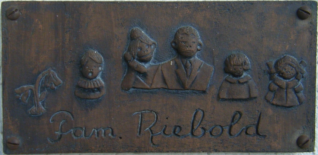 Schild an der Tür von Annelies & Martin Riebold