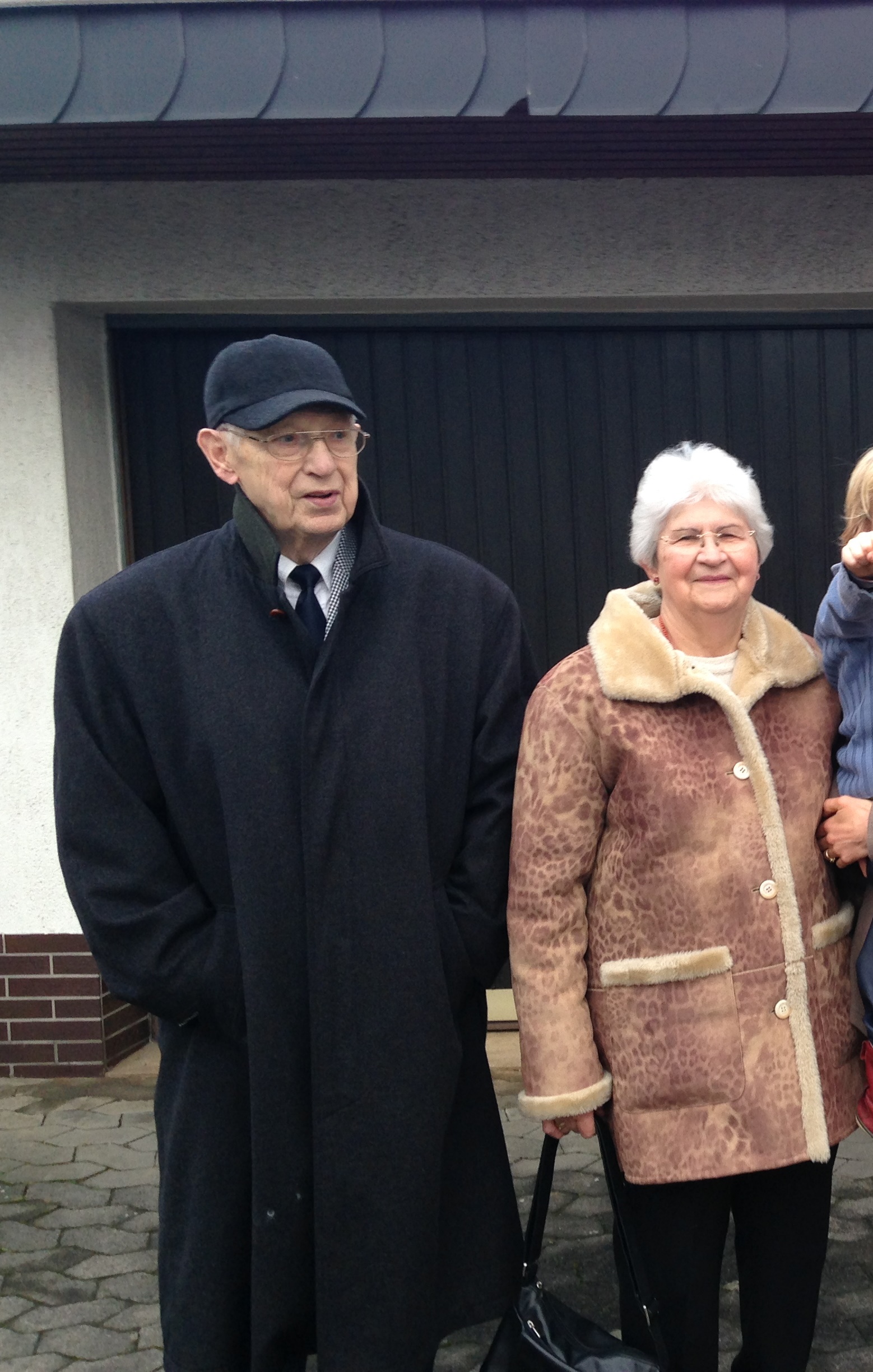 Martin und Annelies 2013 vor ihrem Haus