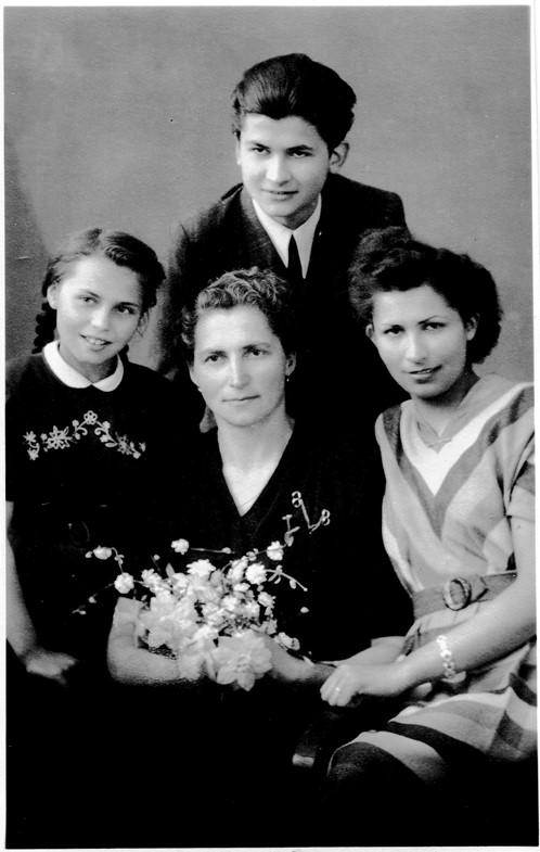 Mutter Anna mit ihren Kindern Helga, Manfred und Annelies um 1950