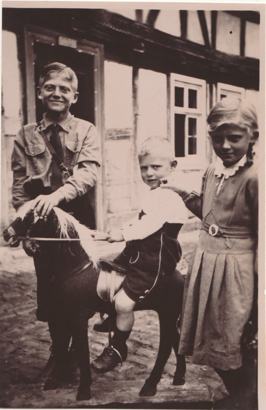 Die Geschwister Karl, Martin und Else um 1934 in Malkomes