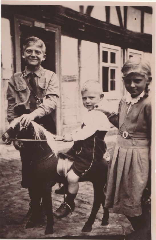 Die Geschwister Karl, Martin und Else um 1934 in Malkomes Die Geschwister Karl, Martin und Else um 1934 in Malkomes
