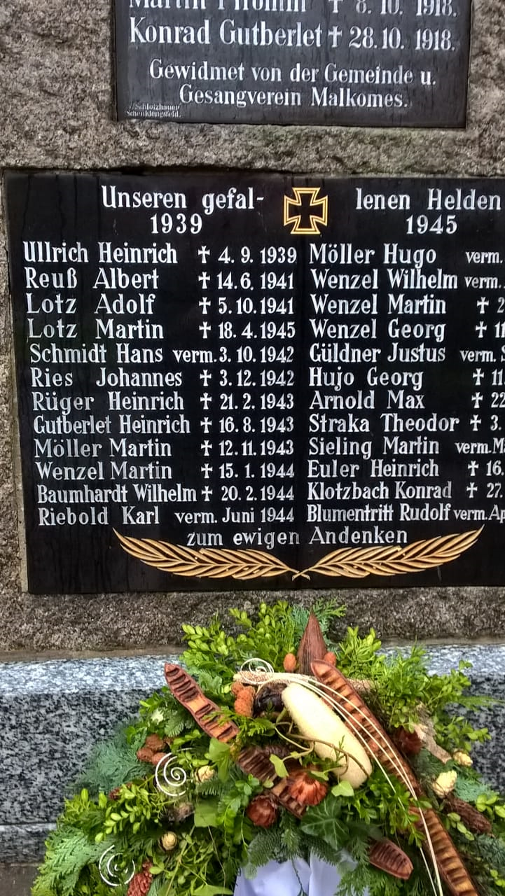 Gedenktafel für Soldaten aus Malkomes, die in dem von Deutschland entfachten schreckliche Weltkrieg gefallen sind