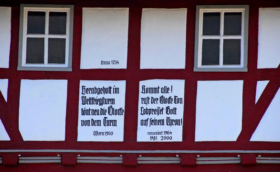 Inschriften an der Kapelle zu Malkomes / Foto: Monika Greb