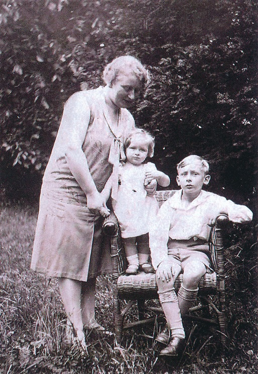 Elsa Fassbender *Katz mit ihren beiden Kindern Gerd und Inge 1929 / Foto: Herr Blumenthal, Remagen | aus: Quelle 8, S. 21