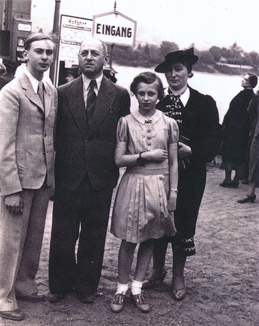 John und Elsa Fassbender mit ihren Kindern Gerd und Inge am Rhein / Foto: Nurit Schneider | aus: Quelle 8, S. 22