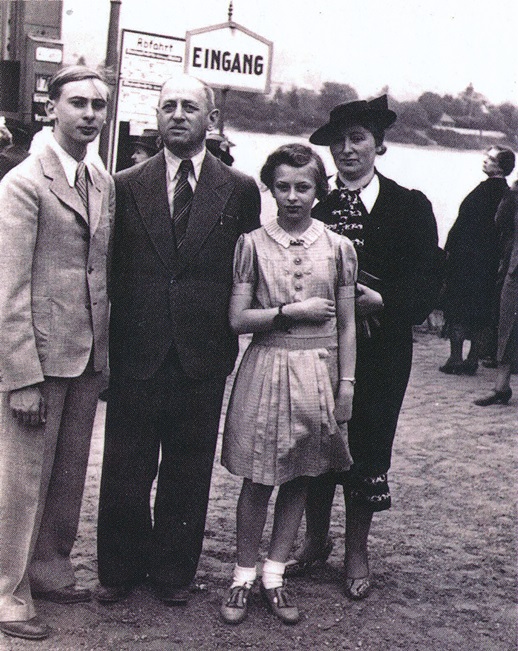 John und Elsa Fassbender mit ihren Kindern Gerd und Inge am Rhein / Foto: Nurit Schneider | aus: Quelle 8. S. 22 John und Elsa Fassbender mit ihren Kindern Gerd und Inge am Rhein / Foto: Nurit Schneider | aus: Quelle 8, S. 22
