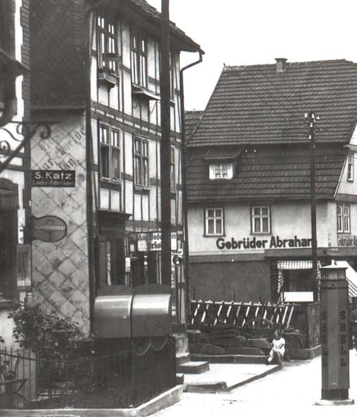 Nürnberger Straße 18 und 22 - auch die Shell-Tanksäule vor Nr. 24 ist erkennbar / Foto: Stadtarchiv Bebra | aus: Quelle 1.3, S. 1 