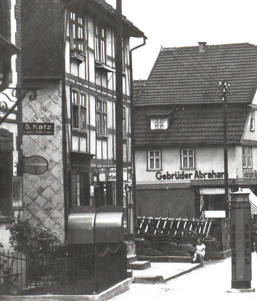 Nürnberger Straße 18 und 22 - auch die Shell-Tanksäule vor Nr. 24 ist erkennbar / Foto: Stadtarchiv Bebra | aus: Quelle 1.3, S. 1 Nürnberger Straße 18 und 22 - auch die Shell-Tanksäule vor Nr. 24 ist erkennbar / Foto: Stadtarchiv Bebra | aus: Quelle 1.3, S. 1