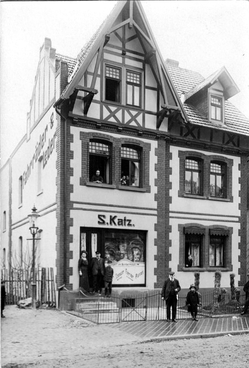 Salomon Katz und Adele mit Sohn Walter / Nürnberger Straße 24 in Bebra um 1903 / Foto: Stadtarchiv Bebra | aus: Quelle 1.3, S. 13 Salomon Katz und Adele mit Sohn Walter / Nürnberger Straße 24 in Bebra um 1903 / Foto: Stadtarchiv Bebra | aus: Quelle 1.3, S. 13
