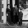 vermutlich Salomon Katz, seine Frau Adele *Oppenheim und Sohn Walter um 1903 / Foto: Stadtarchiv Bebra | aus: Quelle 1.3 / S. 13 vermutlich Salomon Katz, seine Frau Adele *Oppenheim und Sohn Walter um 1903 / Foto: Stadtarchiv Bebra | aus: Quelle 1.3, S. 13