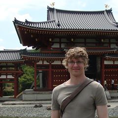 Sebastian vor der Phönix-Halle des buddhistischen Tempels Byōdō-in in Uji / Japan 2014